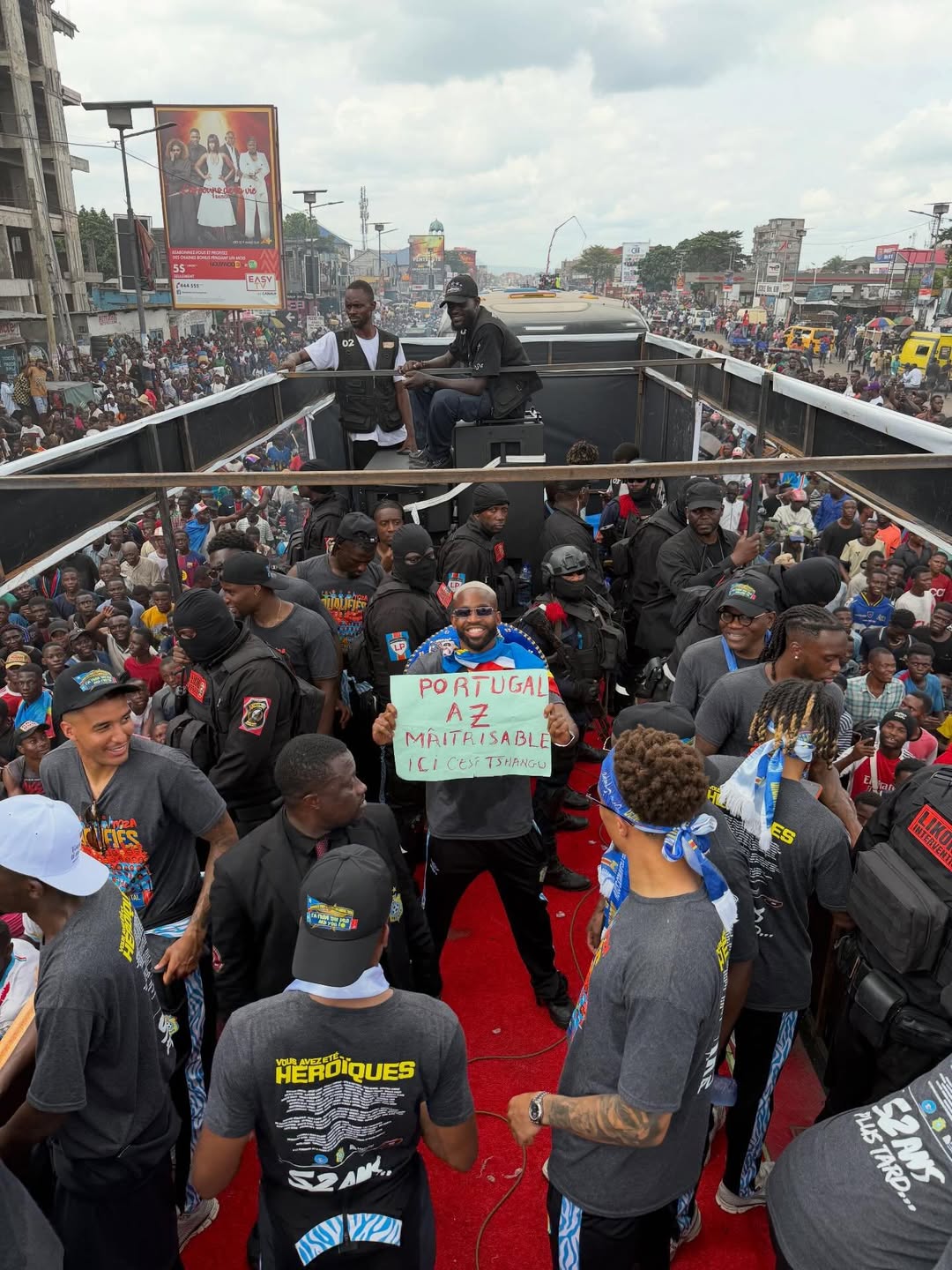 kaiyun官方下载-放狠话×2！民主刚果游行庆典，巴坎布举标语：葡萄牙尽在掌握