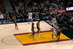 kaiyun官方下载-凯沙德-约翰逊双手暴扣连拿4分，热火次节领先老鹰16分